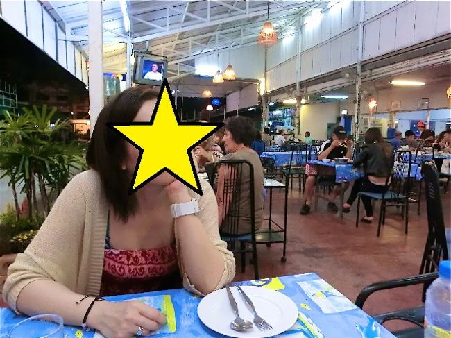 余りにもメイクが濃くて気になってトイレでティッシュでゴシゴシ擦りました。お肌に悪いのにぃ！ここはナイトバザールのピンピン食堂。前回チェンマイで初ごはんの食堂。