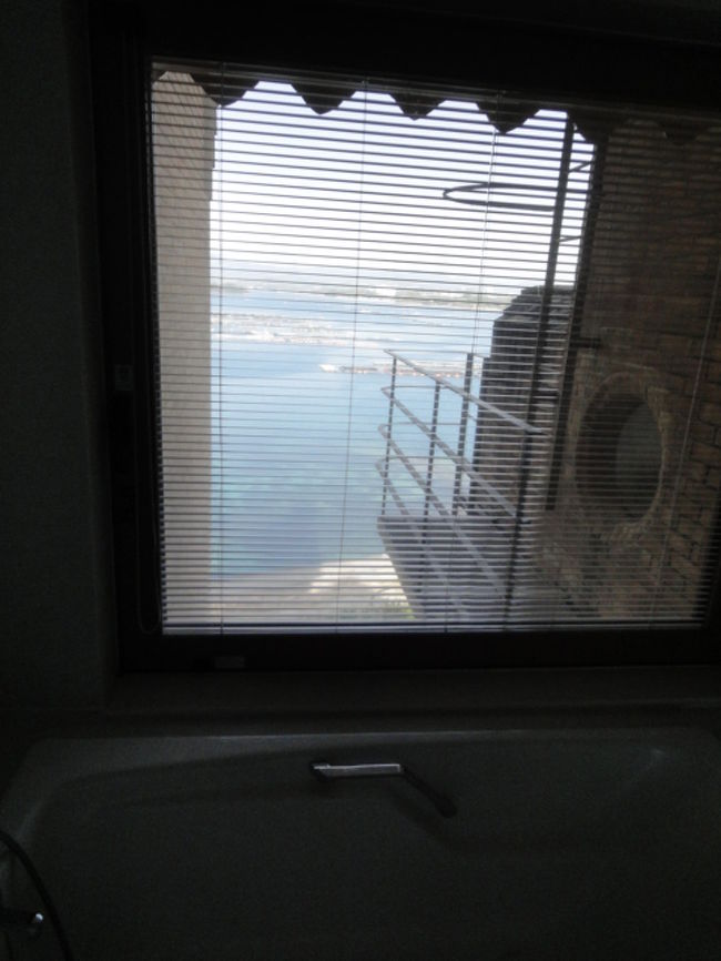 バスルーム<br />海を見ながらつかります。<br />ここには洗面台が二つあります。<br />