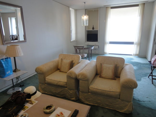 部屋の大きさに比べると小さいテレビ<br />ソファからは見えにくいです。