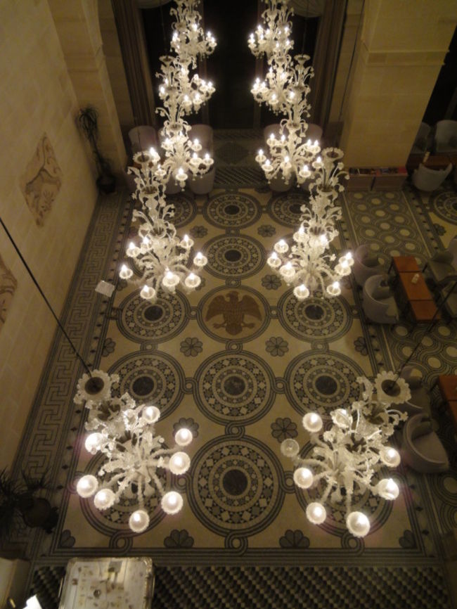 二階の渡り廊下からラウンジを見下ろす