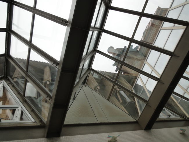 プールから見上げる<br />お城のようなホテル