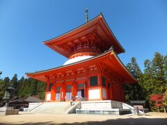 この立派な建物は根本大塔。赤い色が青い空に映えています。