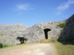 座喜味城

この日は、午後にエステを予約していたので
読谷周辺を軽くドライブ。
座喜味城を散策したり、ニライビーチ付近を徘徊。
汗ばむほどの晴天に、気持ち良い潮風。
