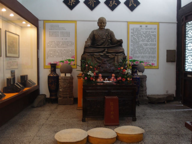 右長廊に設けられている「玄奘行迹陳列室」の玄奘座像です。左横の牌坊柱礎は明代の出土品です。