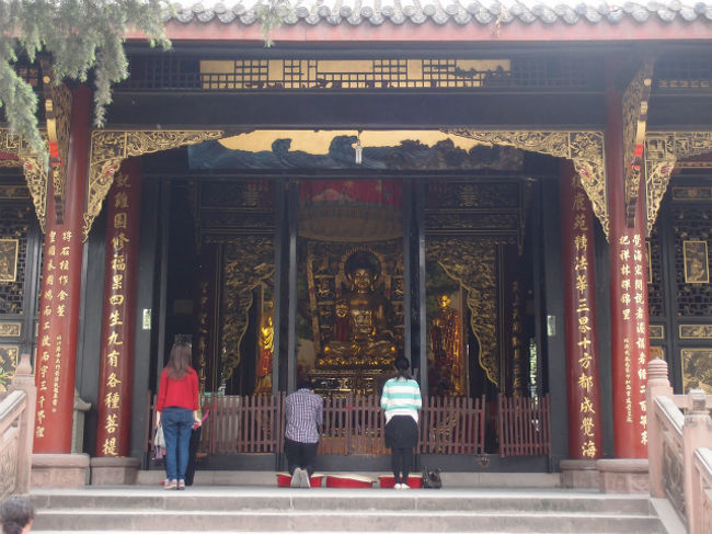 大雄宝殿でお参りをする市民です。このように、お参りする市民は女性が多いです。