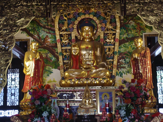本尊の釈迦如来です。両脇は弟子の迦葉・阿難です。