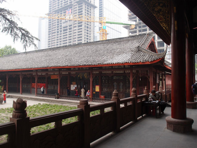 右長廊です。後方の春熙路方面に建設中の高層ビルは大型商業施設の入る「時尚錦江」です。