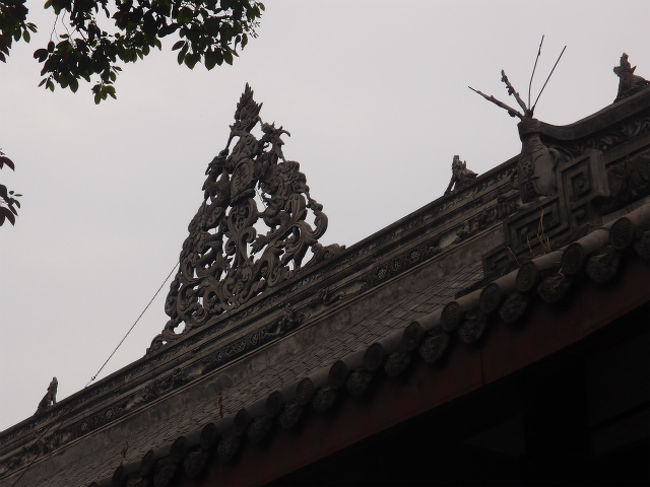 大雄宝殿屋根の装飾です。