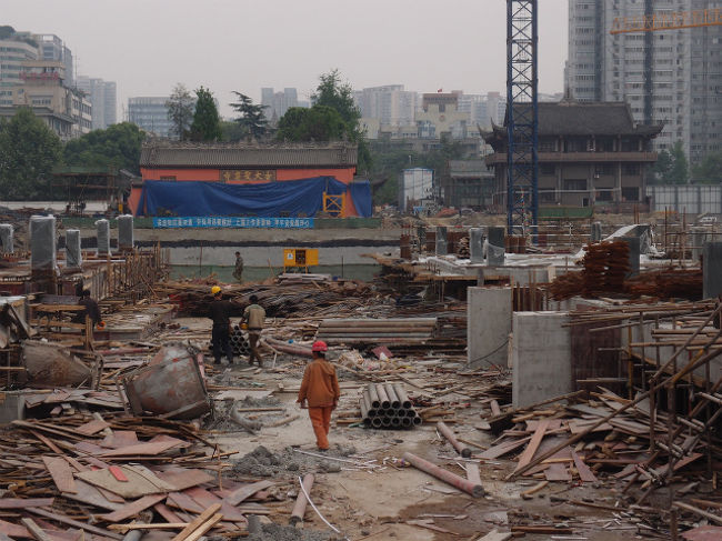 前山門です。御覧のように一帯が再開発中なことがお分かりでしょう。