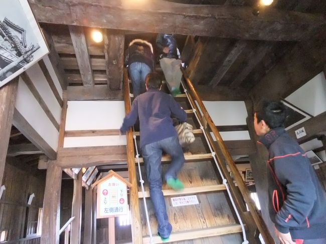 戦国時代末期からあったお城で、中の階段は急です。