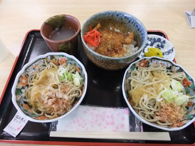 お城近くの一筆啓上茶屋で昼食。福井県人セットは、名物のソースかつ丼とおろし蕎麦のセット。780円でした。