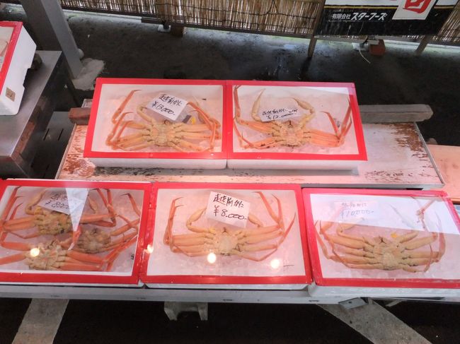 バスで東尋坊へ。入口のお土産屋で越前ガニが。この辺のお店、観光地プライスで少し高いような。。。