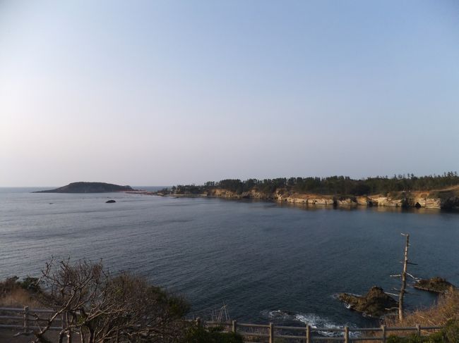 遠くに雄島を望みます。
