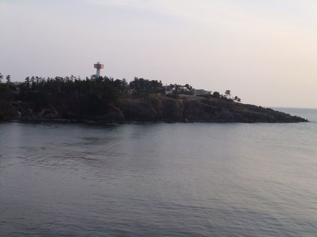 雄島よりの遊歩道から、東尋坊を望みます。