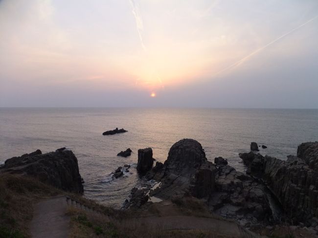 日没の東尋坊。残念ながら、少し雲かかってしまいました。