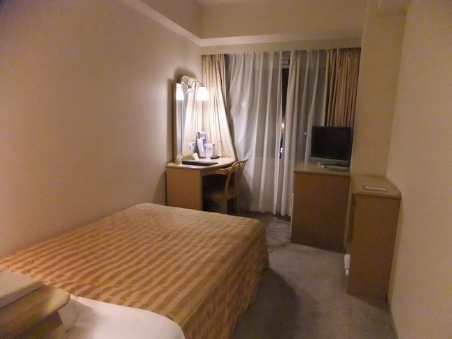 宿泊先のホテルフジタ福井のシングルルーム。ワシントンホテル（藤田観光）系列なので、シンプルな客室ながらもきちんとしています。