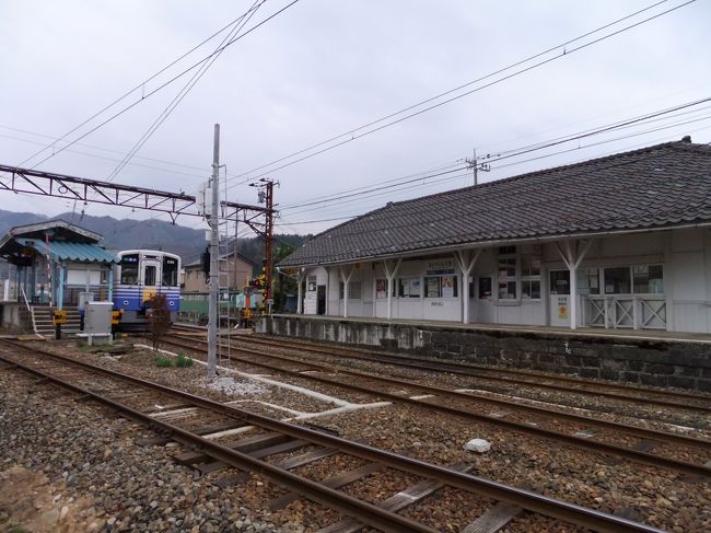 再びえちぜん鉄道で永平寺口駅へ。旧駅名「東古市」。元々京福電鉄の路線でしたが、二度の衝突事故で休業に追い込まれ、廃止の危機でしたが、地元で第三セクターを設立して、復活させました。元々は永平寺線の分岐駅でしたが、休業後永平寺線は復活せずに残念ながら廃止に。<br />電車は、7:29着、バスは7:30発のはずでしたが、待てどもバスは来ない。駅員に聞いたら、もうバスは出てしまったのではとの事。バス会社に問合せすると、件のバスはもう永平寺についているとの事。電車の時間が遅れた訳でもなかったので、バス会社に文句を言ったら、そのバスが永平寺から駅まで迎えに来てくれました。そんなトラブルもありましたが、結果オーライと。