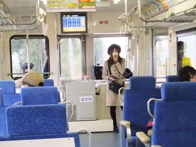 再びえちぜん鉄道へ。アテンダントの女性が、沿線観光案内をしています。ちなみにえちぜん鉄道は、券売機を廃止して、駅窓口、アテンダントが乗車している場合はアテンダント、あるいは運転手から切符を購入、料金の支払い、をしています。アテンダントは、すべての電車に乗車しているわけではなく、昼間時間帯<br />のみの乗車ですが、電車にお客さんが乗るたびにあいさつに回ってきたりと、かなり感じがいいです。