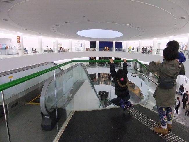 エントランスが３階になっています。なかなか近代的な造りです。