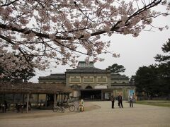 そして反対側には、国立博物館の旧館（本館）。
現在は、なら仏像館です。

この建物の裏側も見てみたい方は、
「下見に行った氷室神社」↓
http://4travel.jp/traveler/uluru2951/album/10759580/