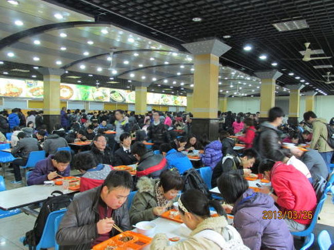 お目当ての学食にやって来ました。物凄い人と長い列。<br /><br />