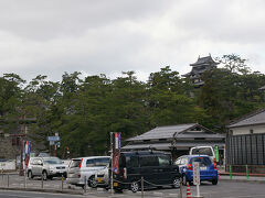 ●松江城界隈

松江城がちらっと見えてきました。
手前には、島根県の物産観光館がありました。
かなりの種類のお土産ものがありました。