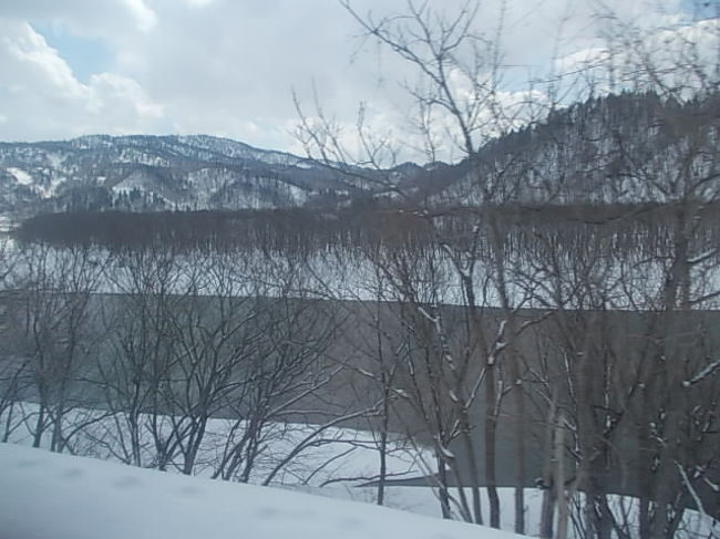 天塩川沿いの風景がこの沿線の最大の魅力の一つですね。でもこの日は稚内まで殆ど寝て過ごします・・・zzz。