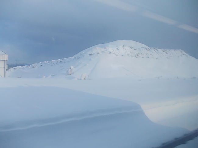 途中は再び寝て過ごします。目覚めるともうこんな所。和寒の隣町剣淵駅付近には、巨大な雪山が見られました。