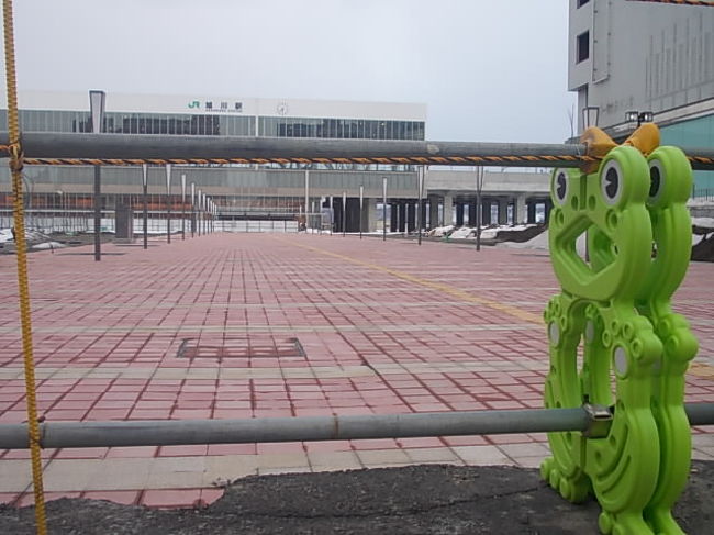 そして旭川に到着。駅前はまだまだ工事中の風情ですが、メイン通路がそろそろ開通しそうな風情でした。カエルさんと共にパチリ。