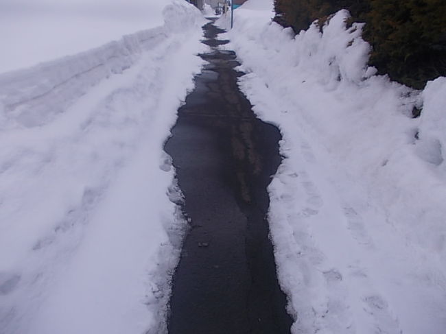 ゾーン券三日目の旅、まずは和寒駅へと向かいます。途中の歩道はまだまだ残雪が残っていますが、アスファルトが幅広く顔を見せた姿で、北国の人間は春を感じるものです。