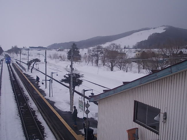 本日はまず上りのスーパー宗谷２号にて札幌を目指します。本当はこの列車はすごく混雑するのであまり乗りたくないのですが、午前中の特急の選択肢がこれしかありませんので仕方ありません。案の上、自由席はぼぼ満席で、デッキ上には相席を嫌う客が沢山たむろしていました。私は相席は一向に構わないので、僅かの空席を何とか見つけて、窮屈な思いをしながら札幌へと向かいます。時間があれば、旭川でスーパーカムイに乗り換えるんですけどね…。