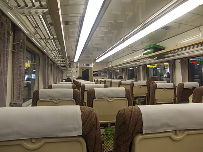 車内はこんな感じ。「スーパー北斗」よりも所要時間が長いから敬遠されているのか、それとも、たまたまお昼時の閑散時間帯のためなのか解りませんが、車内は意外な程空いていました。