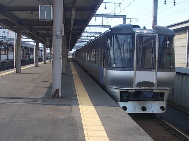 列車がやって来ました。この車体はいかにも「すずらん」という感じです。