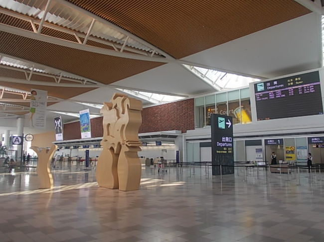 私は国内線エリアのみやげ物売り場やら、怪しげなレジャー施設やら一切興味ないので、この空港で搭乗以外の目的でやって来る際は、まず国際線ターミナルに足を運びます。ここは搭乗時間帯以外はいつも空いているので、ゆったりとした時間を過ごすことが出来ます。