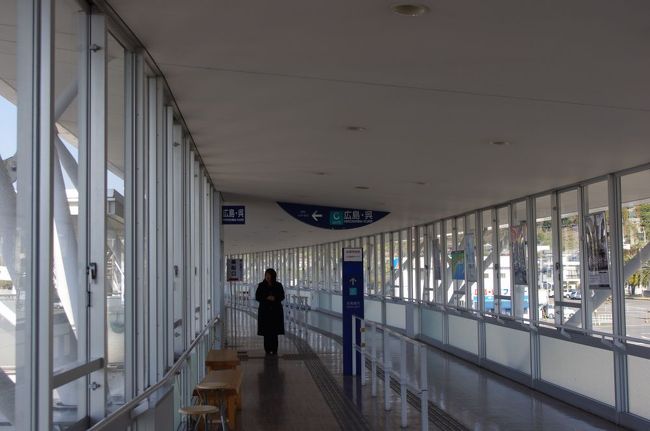 すぐに乗船の案内<br /><br />長い渡り廊下を歩く