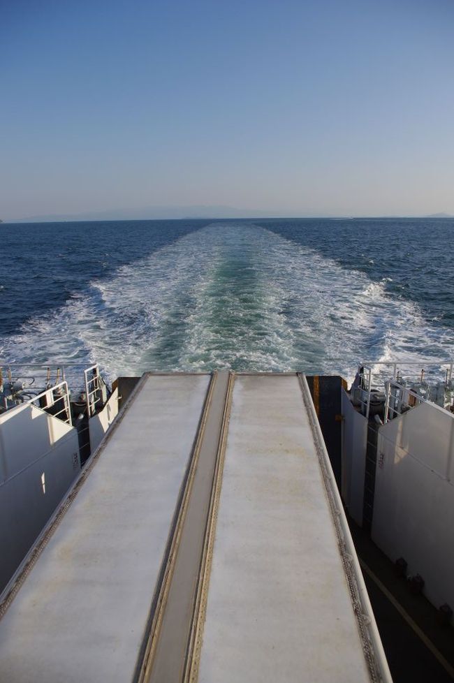 （私が船に乗った側であるが）<br /><br />♪まるで昨日と同じ海に波を残して〜　あなたを乗せた船が小さくなってゆく♪<br /><br />という「海岸通り」が頭に流れる<br /><br />・・・・・・・古い！！！<br /><br />