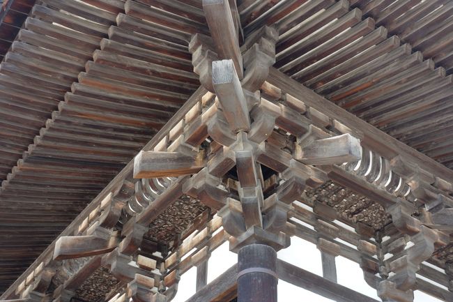 昔は木を組んで建ててたんですよね。