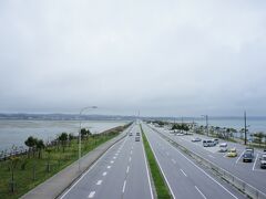 海中道路から見える景色が好きで、ドライブ♪
この日は生憎の小雨。
そやけど、磯遊びされている方を見かけました。
なんか採れるんかなぁ？