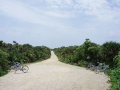 斎場御嶽から見ていた久高島、
とうとう伺いました！
安座間港からフェリーで１５分ほどのショートトリップ。

レンタサイクルでカベール岬まで。
電柱もなく、一直線の白い道が眩しい！