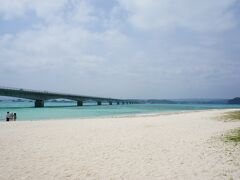 午後から天気が崩れる前に、古宇利島までドライブ。
道の駅でアテモヤを頂いて一服。