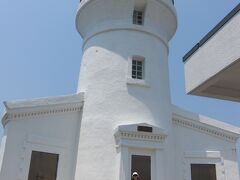 屋久島灯台です。
永田岬の先端に立ってます。
