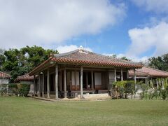 JTAで沖縄到着。わぁ！暖かい！！
小松空港は雪だったのに、那覇は２２℃。
前日まで大雨だったらしく、湿った空気はむわっと南国ムードを盛り上げてくれます。

レンタカーも、待ち時間が少なくてラッキー♪
さっそくドライブ〜。
まずは識名園へ。
テンペストで見て、素敵な庭園だと思って。
