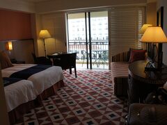 久し振りにアリビラに宿泊してみました。
ここのスパニッシュコロニアル風のインテリアは
派手なのに上品にまとまっていて素敵。