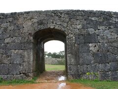遠出するつもりだったけど、雨だったので…
読谷村を観光。
座喜味城は、いつ来ても素敵。
天空の城ラピュタのようだと、いつ来ても思うのですが。
