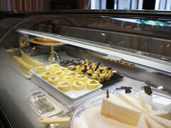 食後は、コーヒーが飲みたくなります。
お天気もイマイチなので、ホテルのアリアカラで
スィーツブッフェの特典利用で。
