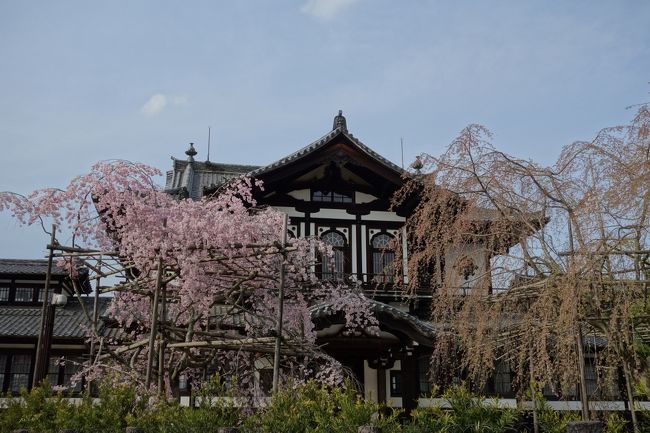 奈良市内へ戻る途中、重要文化財指定の建物が。<br /><br />窓の形状が西洋風。<br />