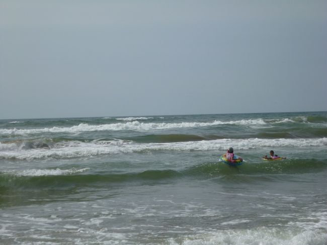 しろいなみがきれいなかいがんせんがつづきます。