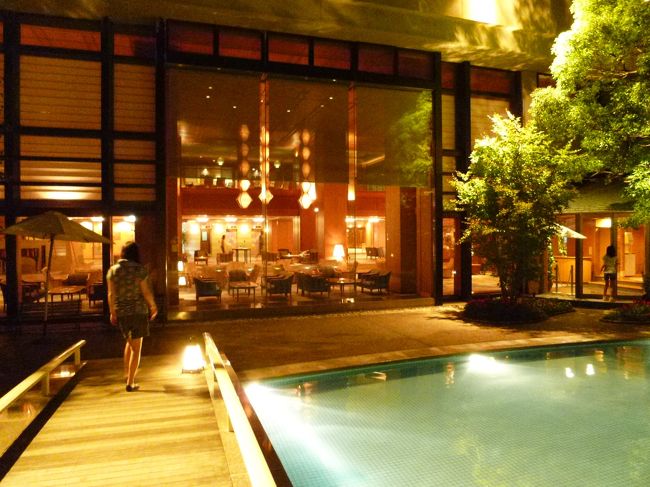 ロビーを抜けていくと小さなプールがあります。