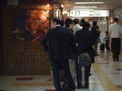 向かった先は「牛たん炭焼 利久 仙台駅店」。
ちょっとだけ列ができていました。
15分ほどしたら店内へ案内されました。