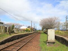 北条鉄道法華口駅、　　田園風景の中に佇む駅です。

駅舎の中は、パン屋さんがあります。
　　待合室は駅カフェとなっています。

焼きたてのパンとコーヒー、ゆったりとした時間を過ごせそうですね、